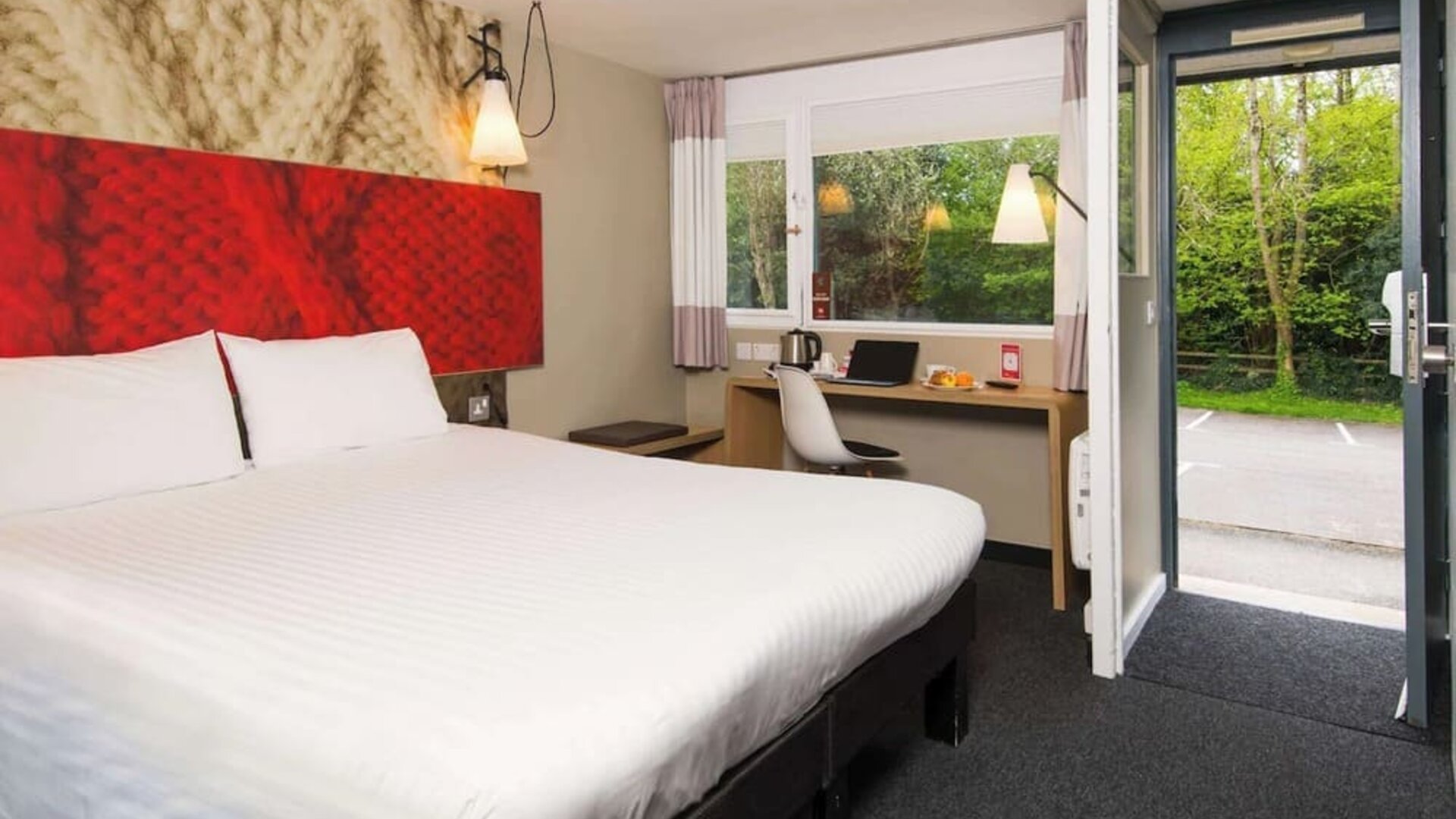 Standard day use room with work desk at Ibis Plymouth.