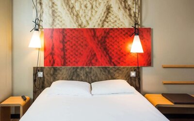 King bed at ibis Sheffield City.