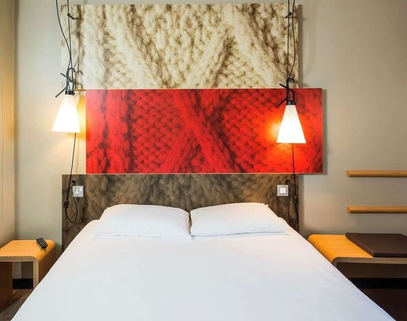 King bed at ibis Sheffield City.