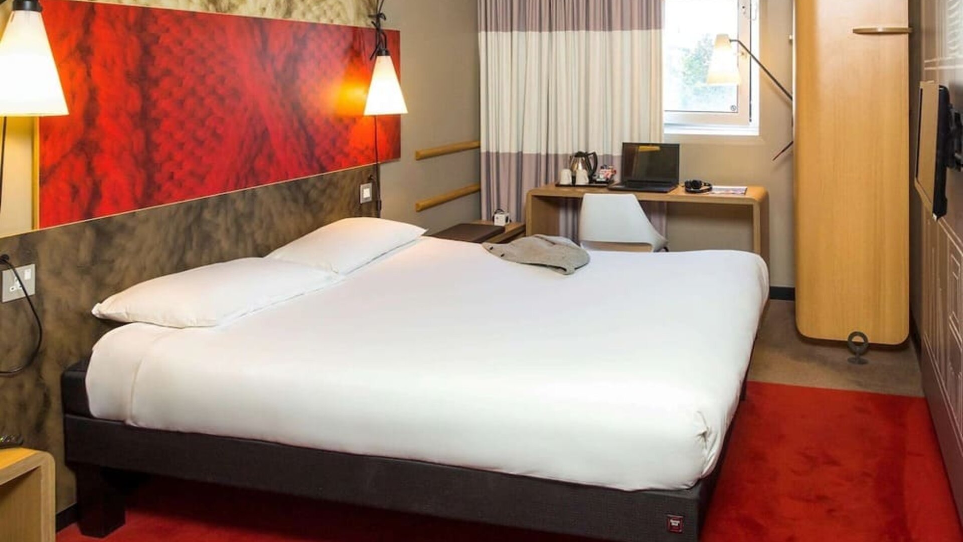 Standard day use room with work desk at ibis Sheffield City.