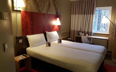 Day use twin room with work desk at ibis Sheffield City.