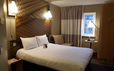 Day use room with sofa at ibis Sheffield City.