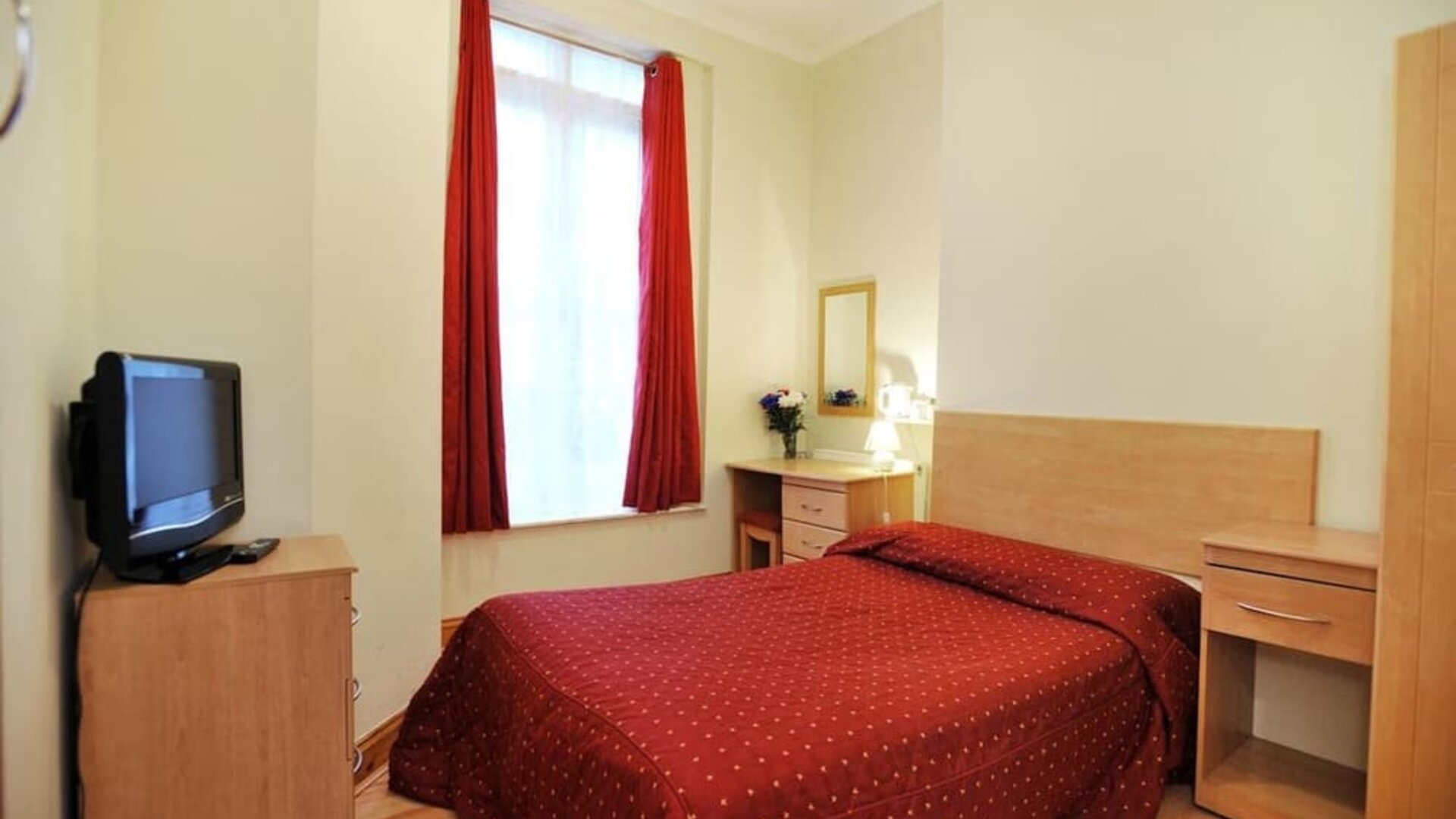 Bright and spacious day use room at Elmwood Hotel.