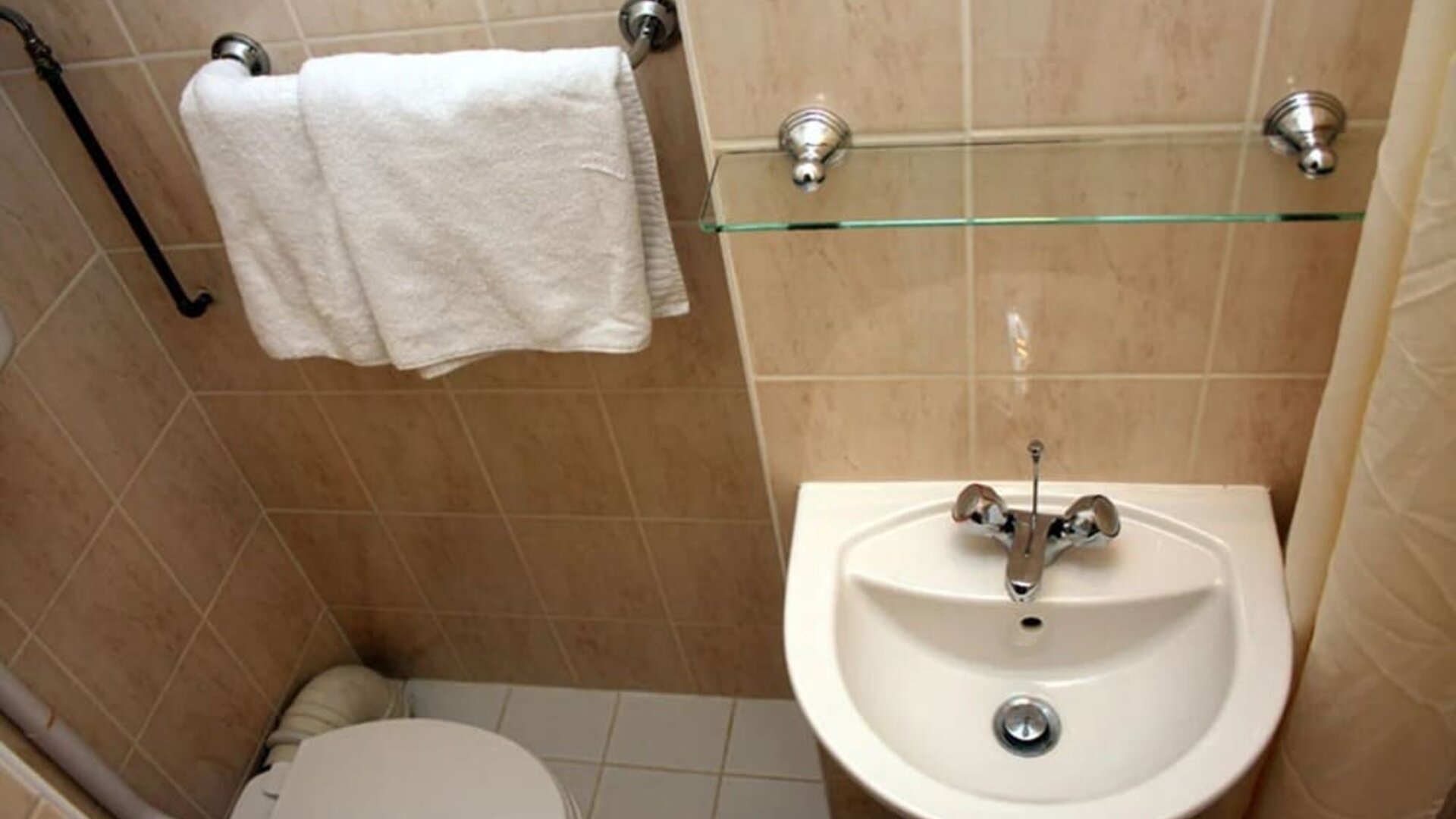 Guest bathroom at Elmwood Hotel.