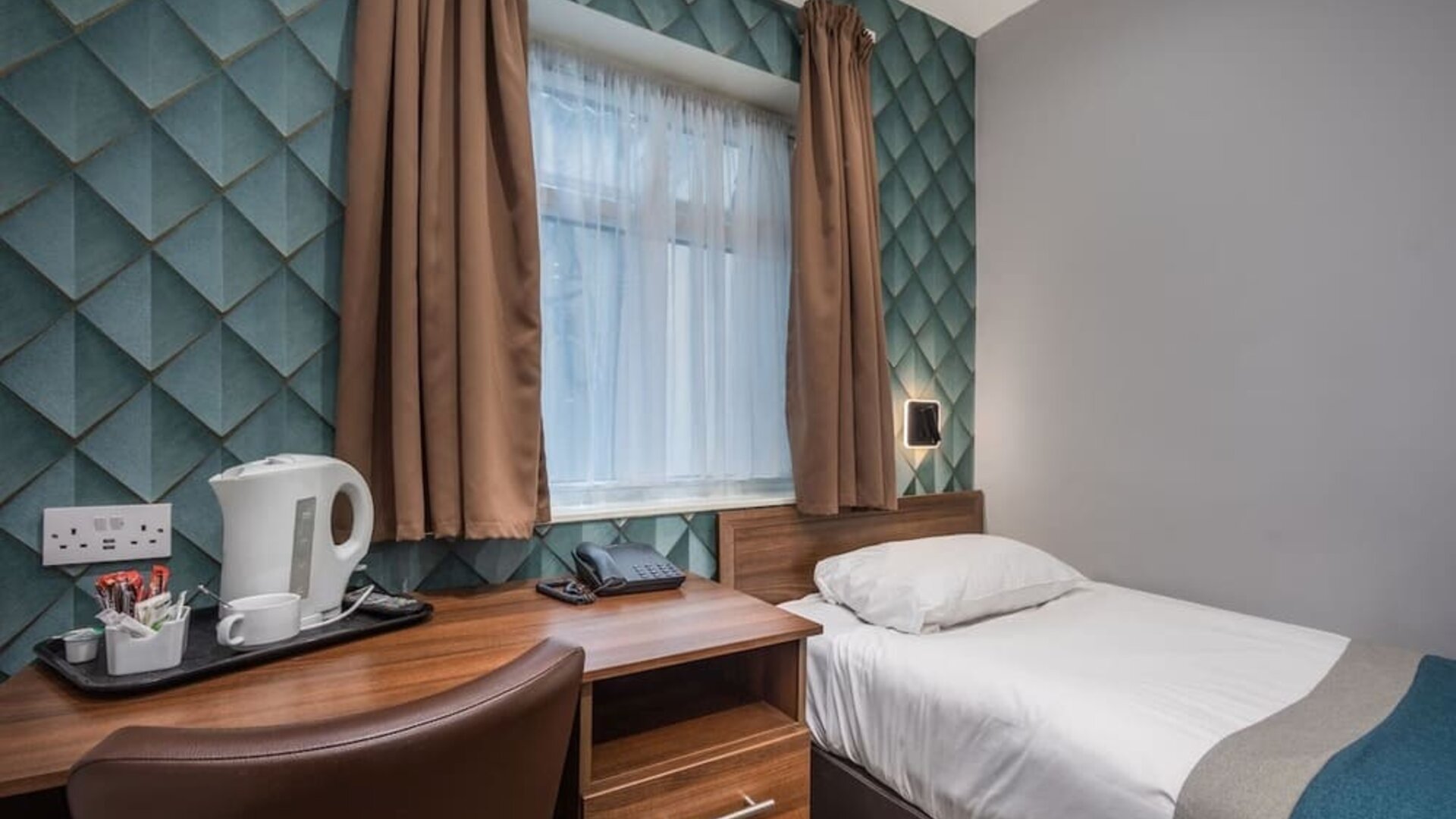 Day use single room with work desk at King Solomon Hotel.