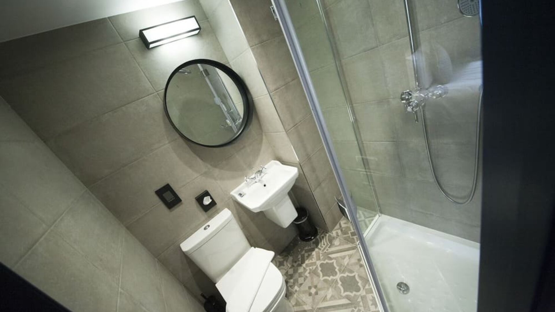 Guest bathroom with shower at The House Of Toby Hotel.