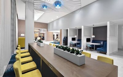 Media pods and lounge area at Courtyard Delray Beach.
