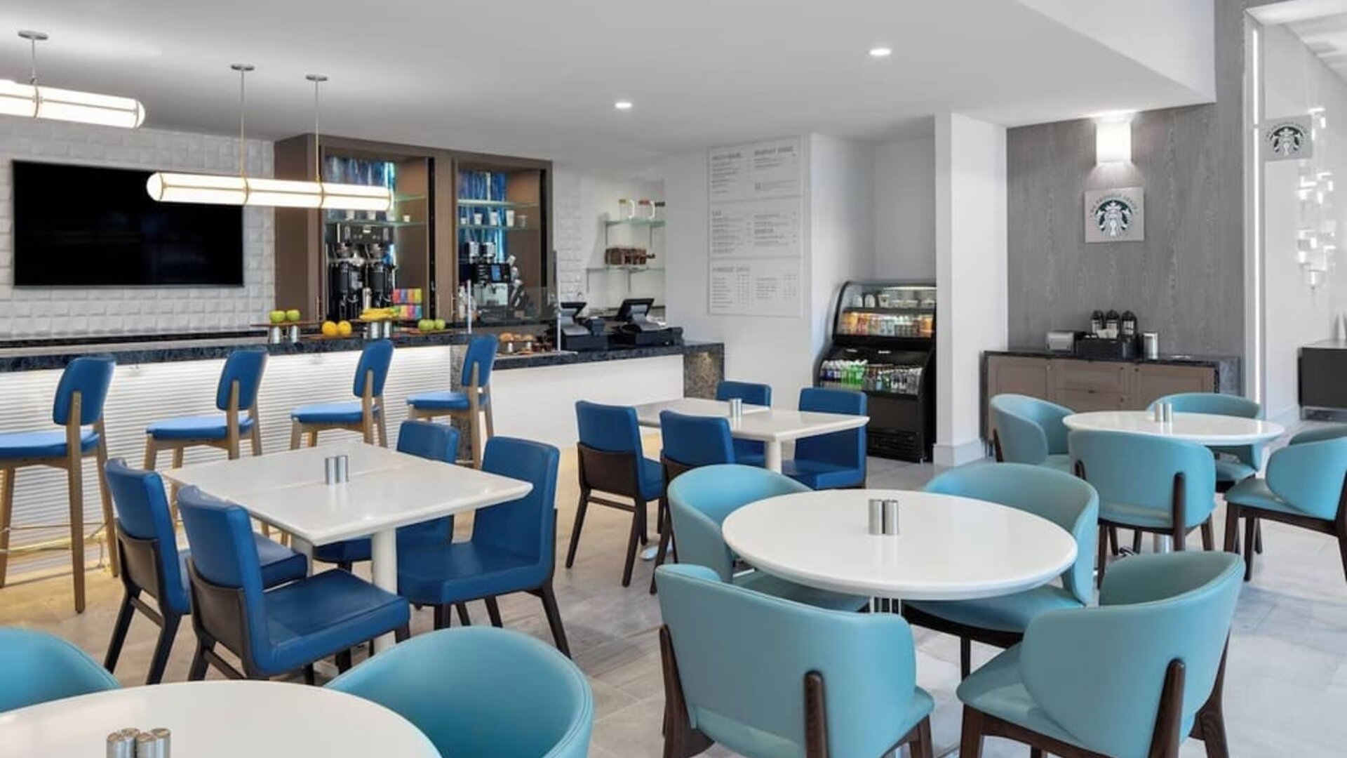 Dining area perfect for coworking at Courtyard Delray Beach.
