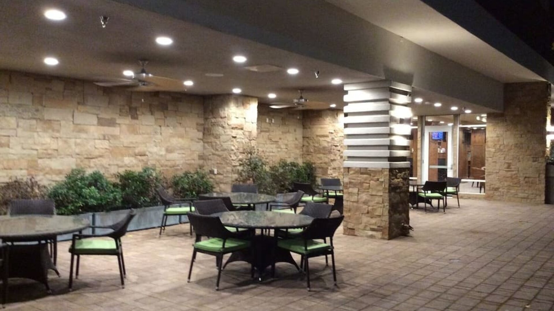 Alfresco dining at Holiday Inn - Trophy Club.