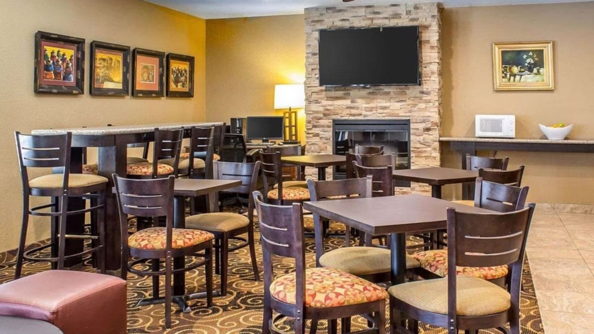 Dining area perfect for coworking at Rodeway Inn Milford.