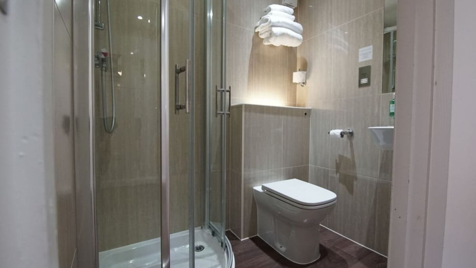 Guest bathroom with shower at Chiswick Rooms.