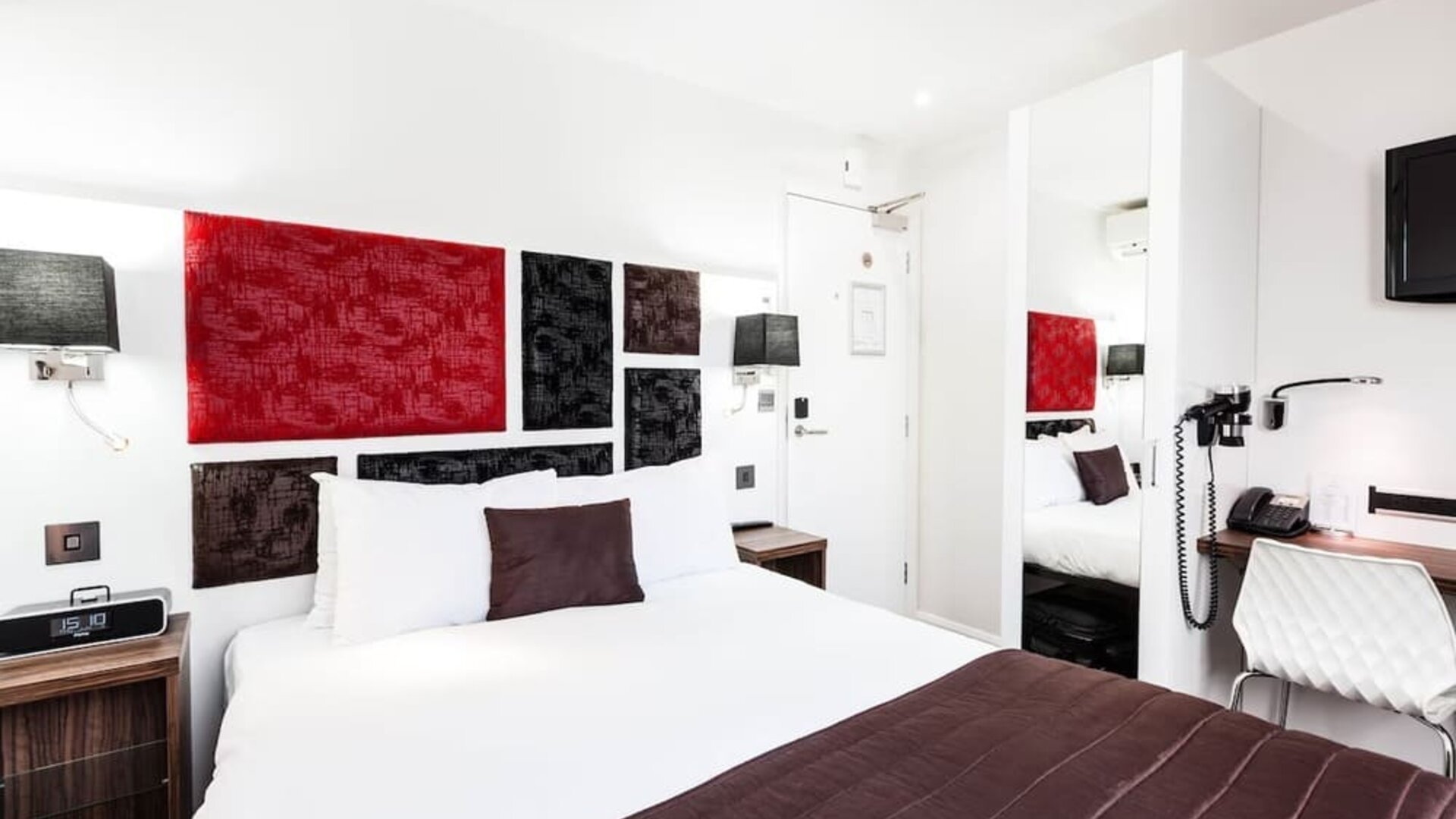 Day use room with work desk and private bathroom at Chiswick Rooms.