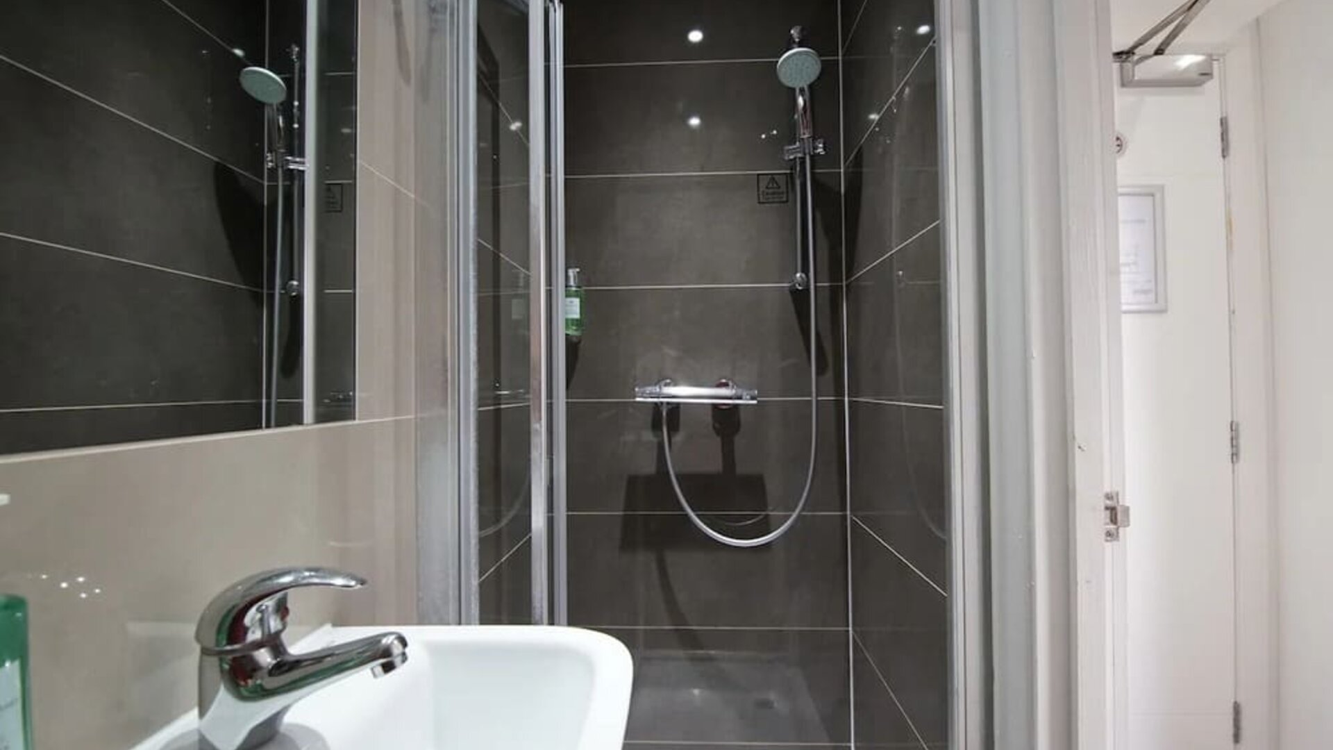 Private guest bathroom at Chiswick Rooms.