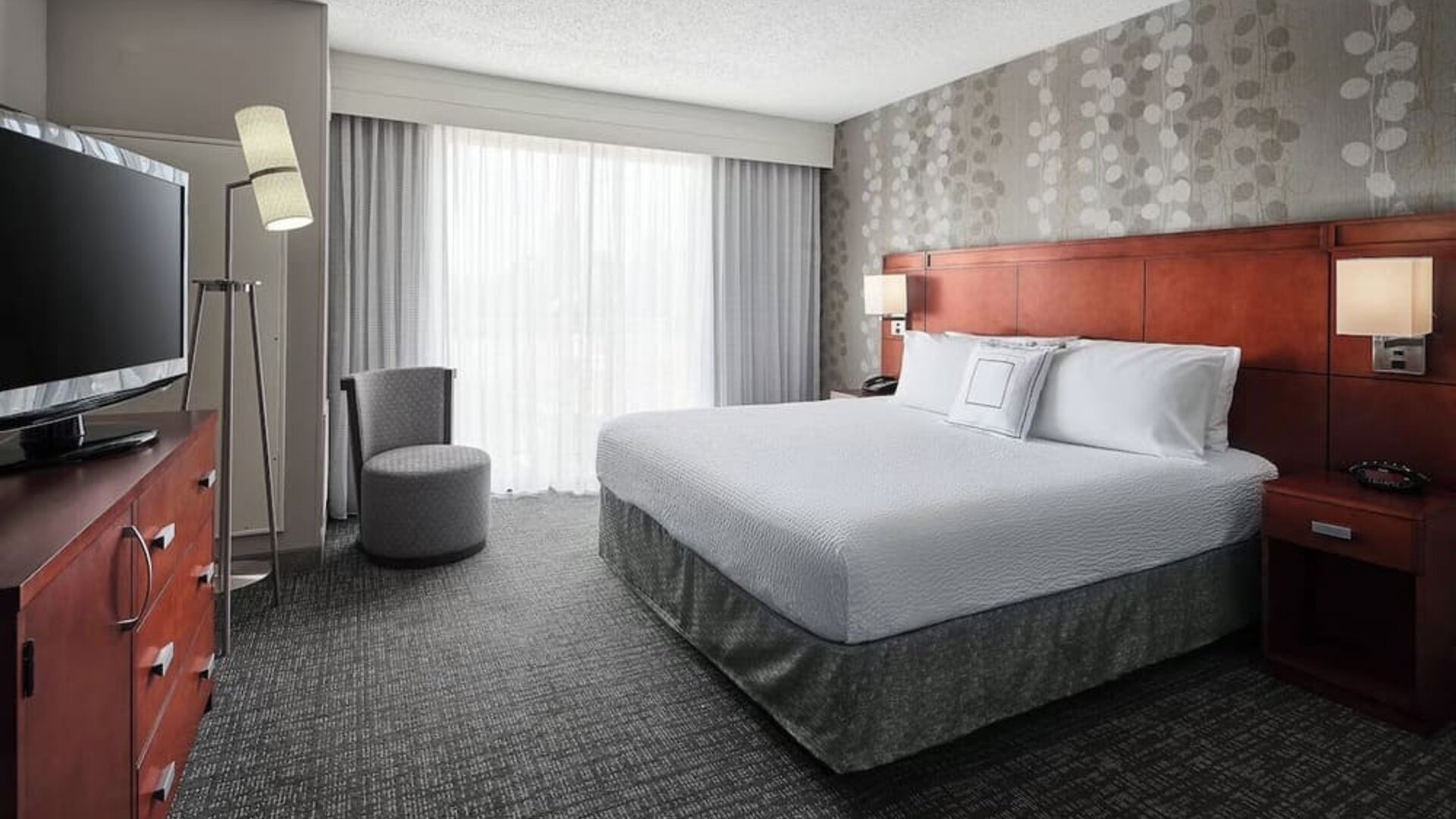 Day use room with natural light at Courtyard Bossier City.
