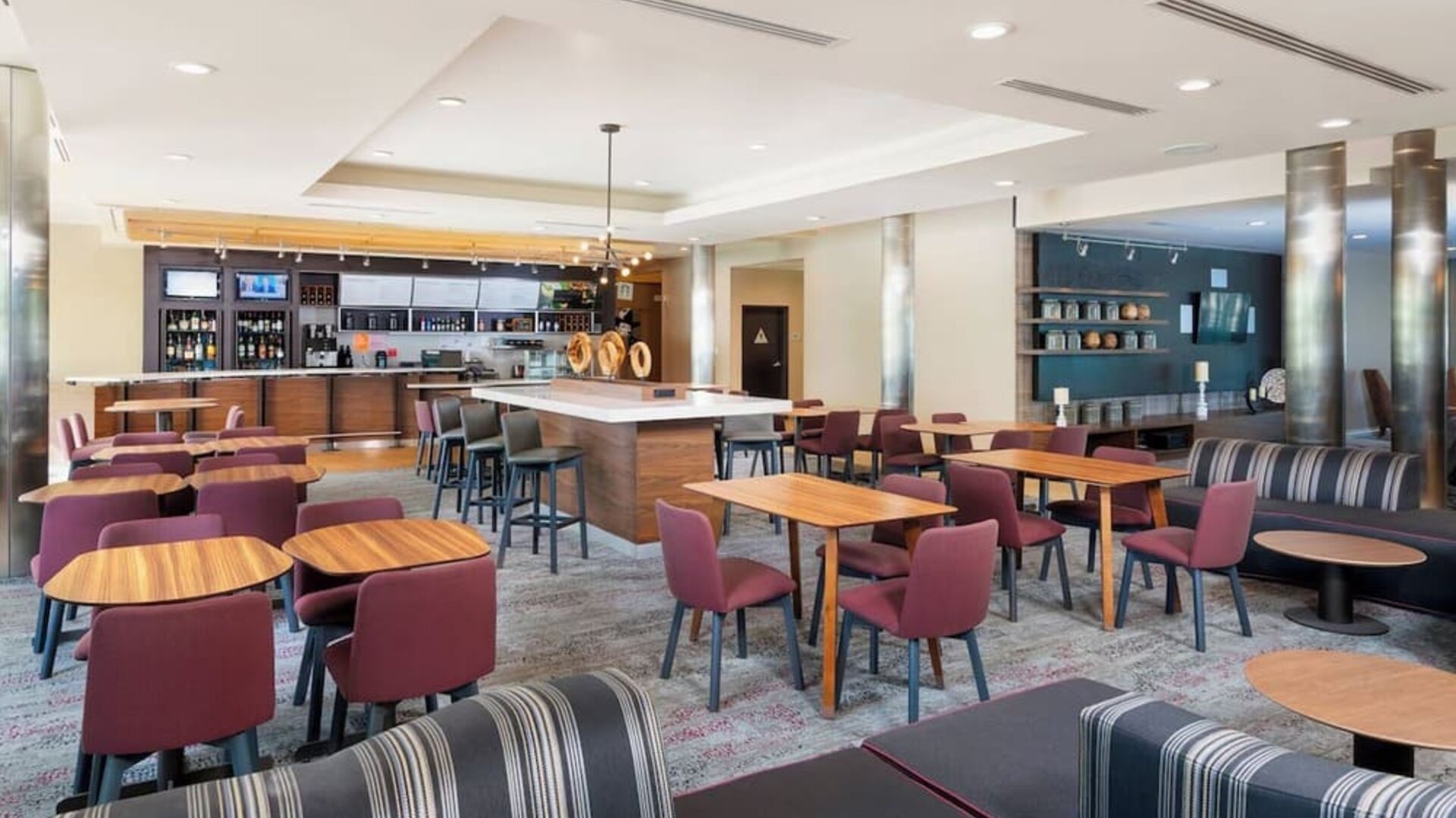 Dining area perfect for coworking at Courtyard By Marriott Santa Ana Orange County.