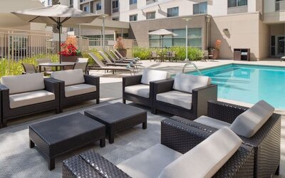 More comfortable seats available by the pool at Courtyard By Marriott Santa Ana Orange County.
