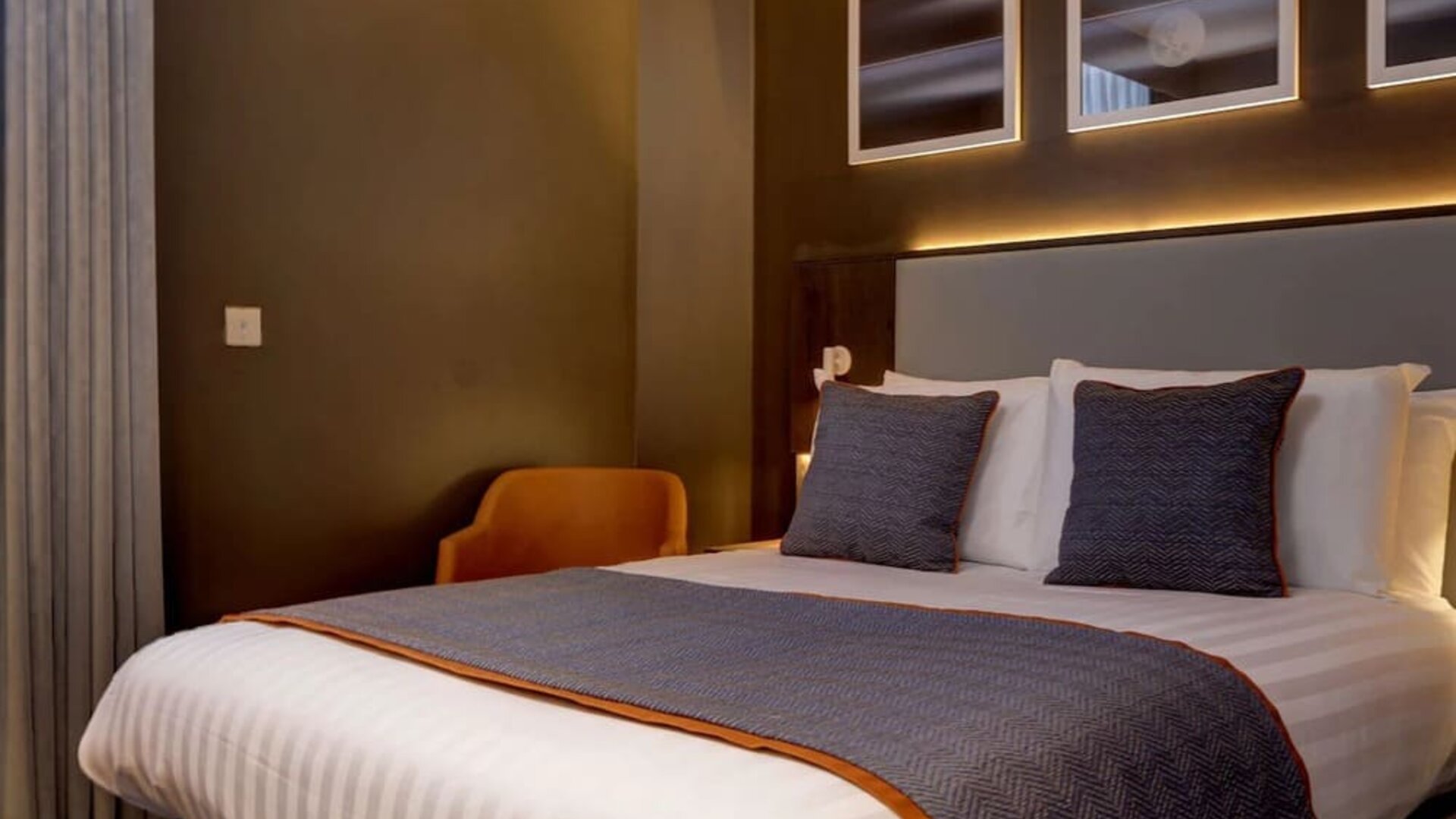 King bed at Best Western Plus Vauxhall Hotel.