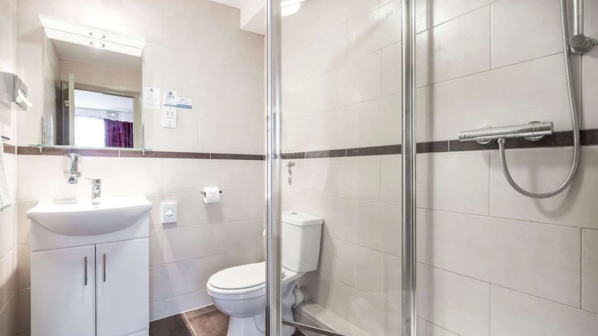 Private guest bathroom with shower and free toiletries at Comfort Inn Edgware Road.