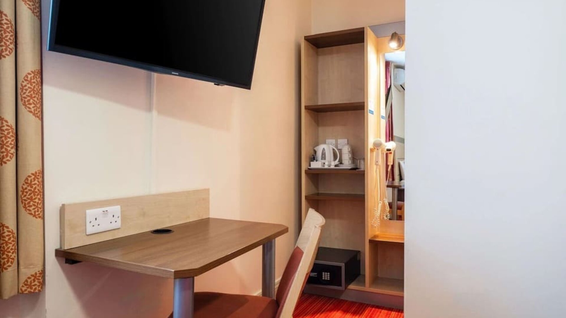 Day use room's work desk at Comfort Inn Edgware Road.