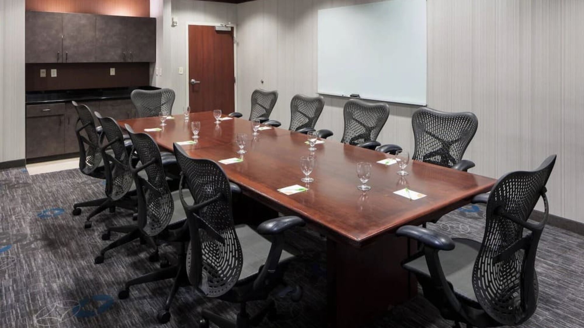 Professional meeting room at Courtyard By Marriott Santa Clarita Valencia.