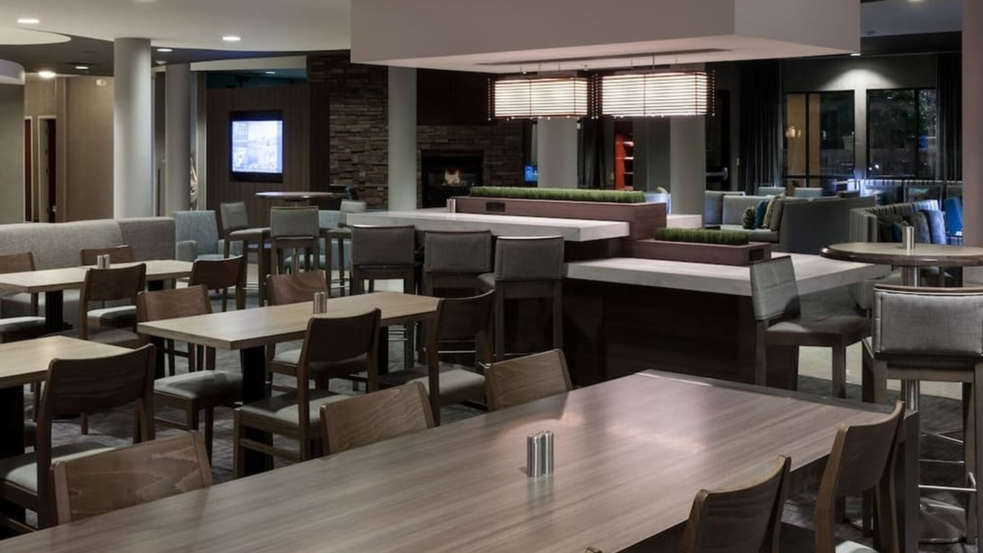 Dining area perfect for coworking at Courtyard By Marriott Santa Clarita Valencia.