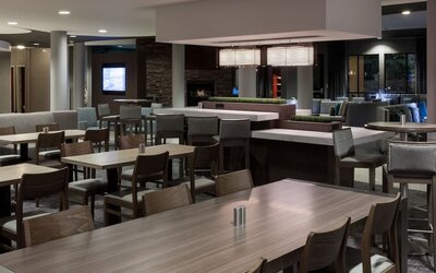Dining area perfect for coworking at Courtyard By Marriott Santa Clarita Valencia.