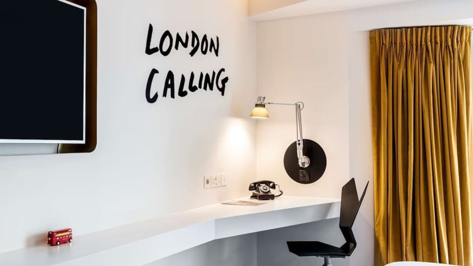 Day use room's work desk with ergonomic chair at nhow London.