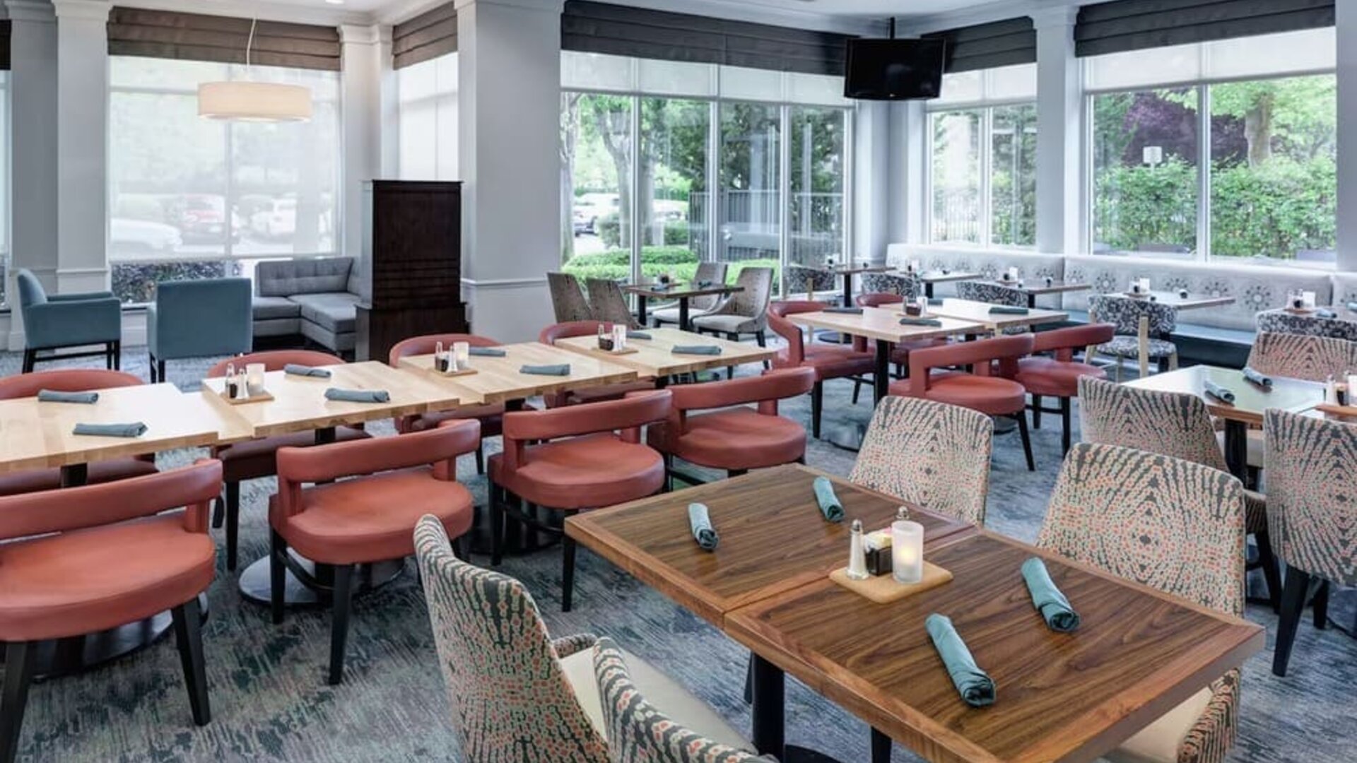 Dining area perfect for coworking at Hilton Garden Inn Sacramento/South Natomas.