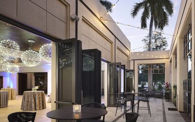Alfresco dining at Marriott Boca Raton.