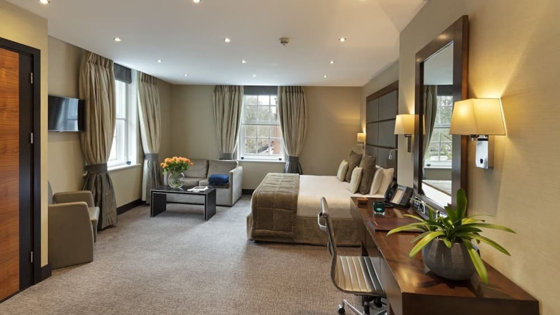 Day use superior king room with work desk at The Wellington by Blue Orchid Hotel (FKA The Rochester).