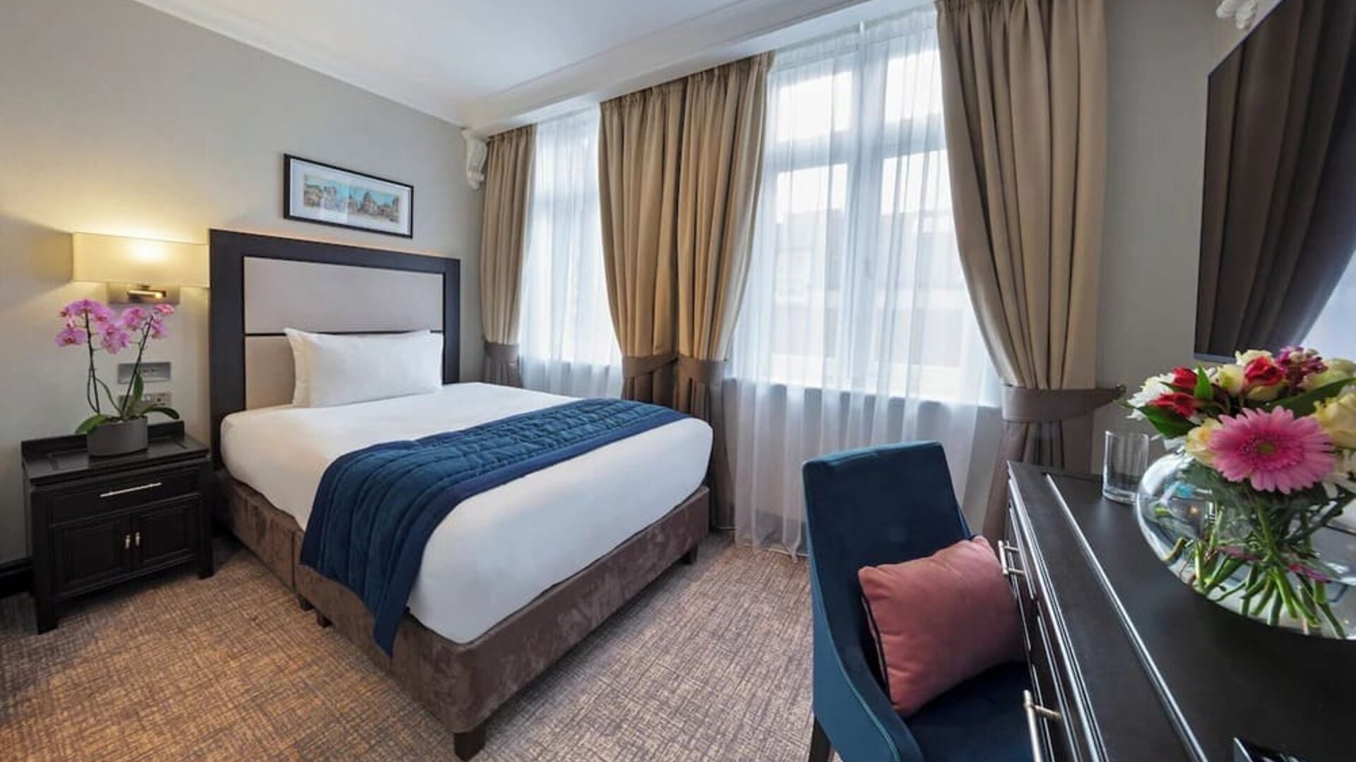 Day use room with work desk at The Wellington by Blue Orchid Hotel (FKA The Rochester).