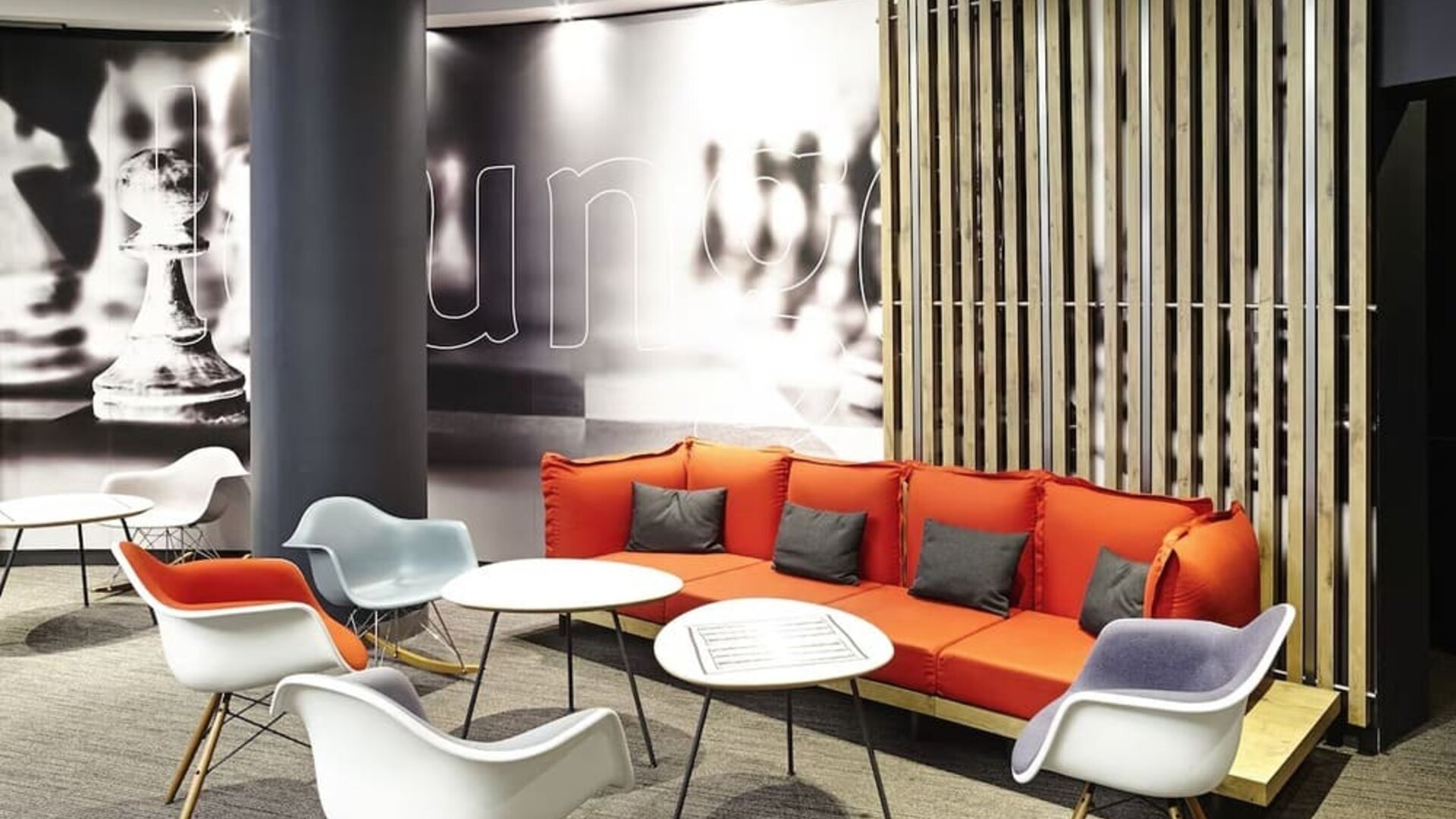 Lobby lounge with comfortable seating, perfect for co-working at Hotel IBIS Birmingham Airport.
