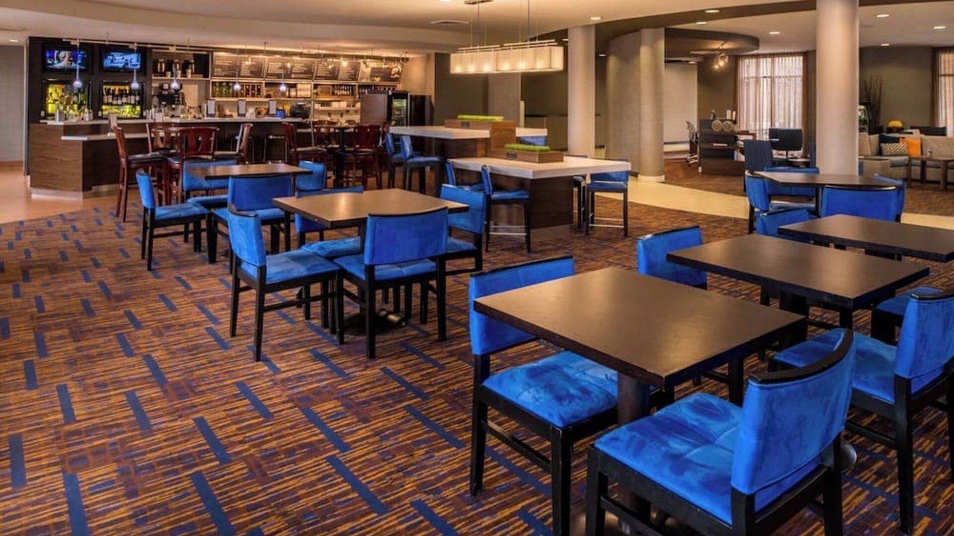 Dining area perfect for coworking at Courtyard By Marriott Boise West/Meridian.