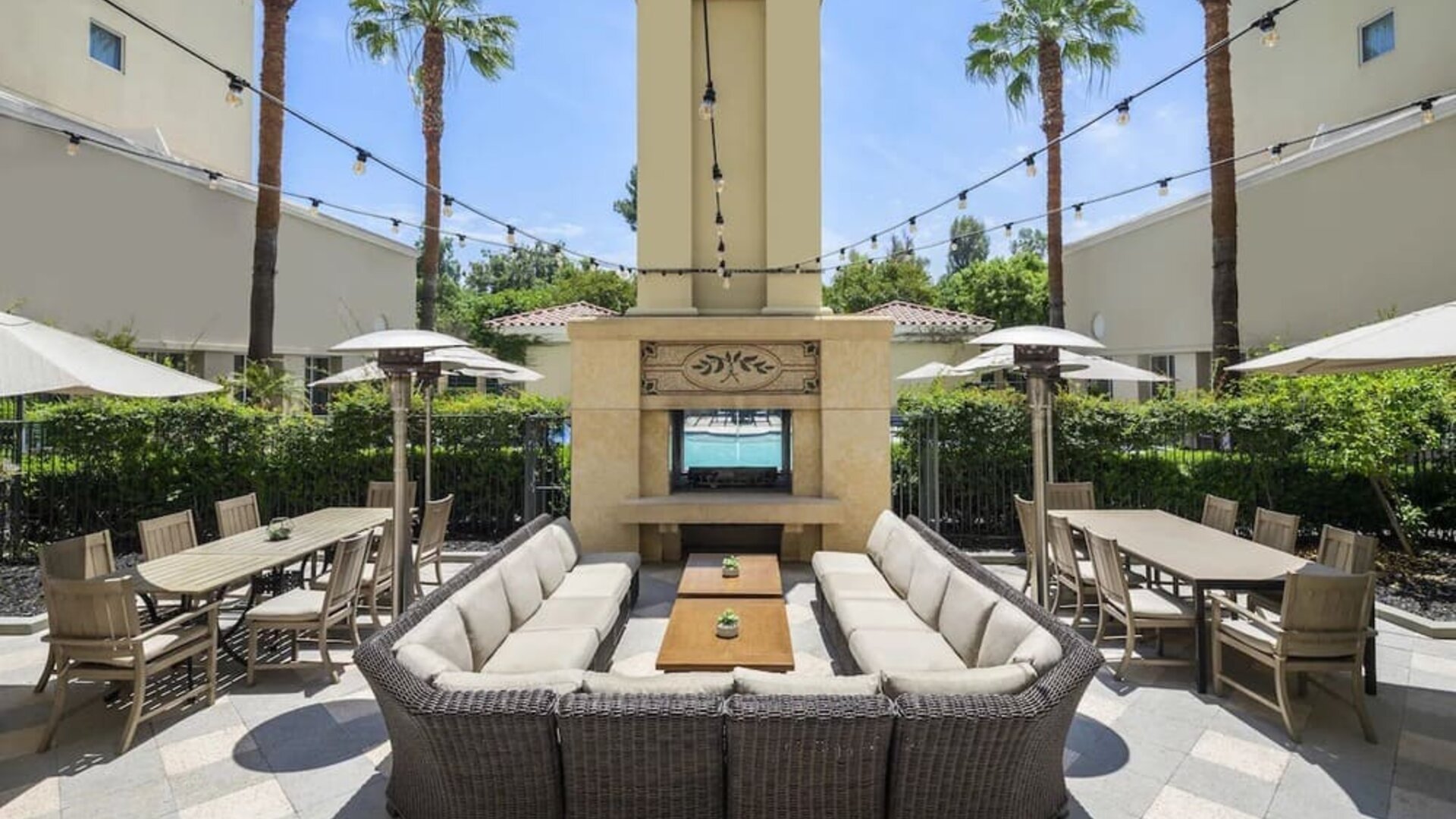 Courtyard perfect for coworking at Hyatt Regency Valencia.