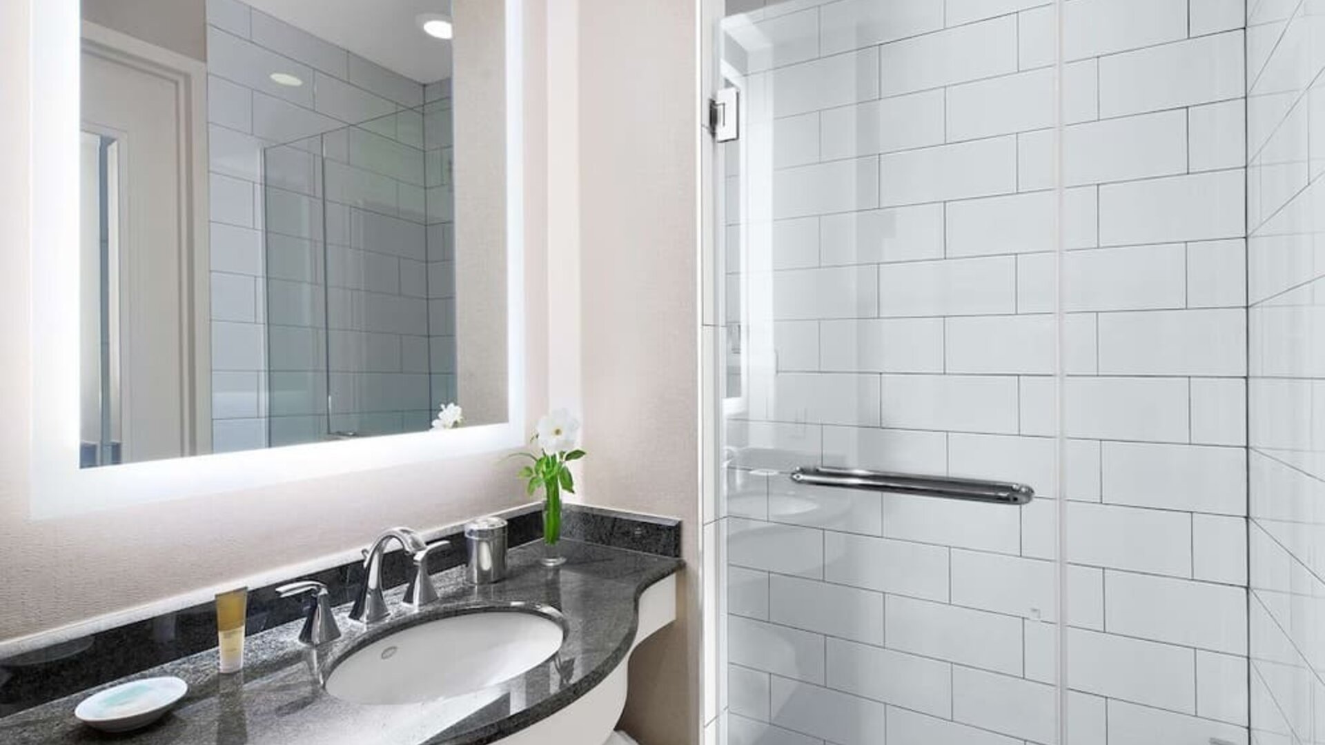 Guest bathroom with shower at Hyatt Regency Valencia.