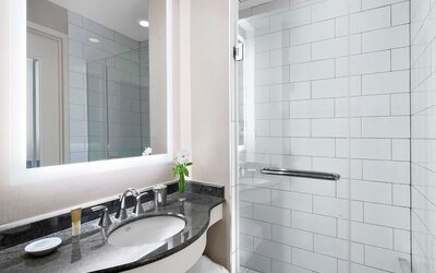 Guest bathroom with shower at Hyatt Regency Valencia.