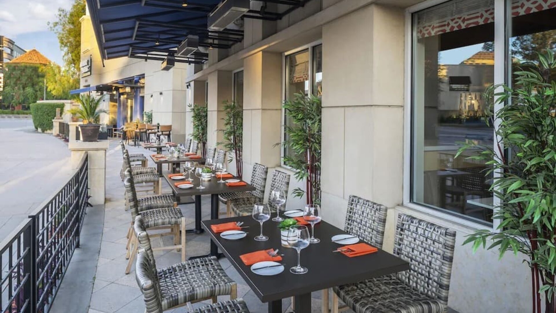 Alfresco dining area perfect for coworking at Hyatt Regency Valencia.