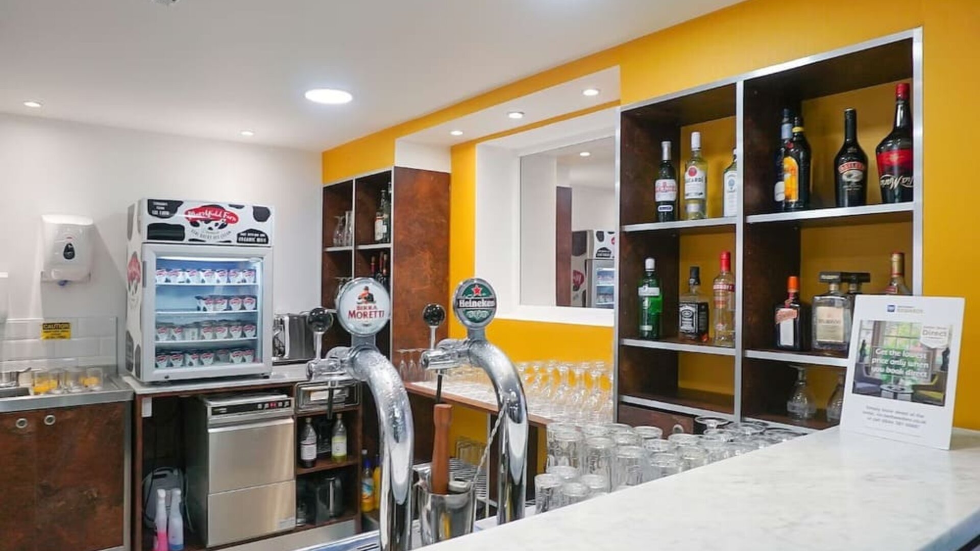 Hotel bar at Aparthotel Best Western Plus London Croydon.