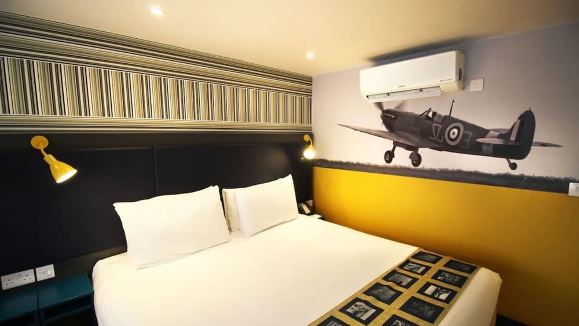 King bed at Aparthotel Best Western Plus London Croydon.