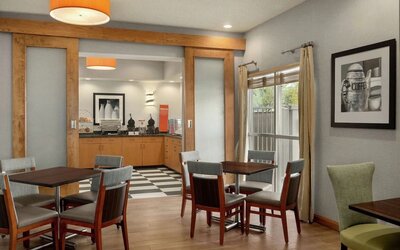 Dining area perfect for coworking at Hampton Inn Phoenix-Midtown-Downtown Area.