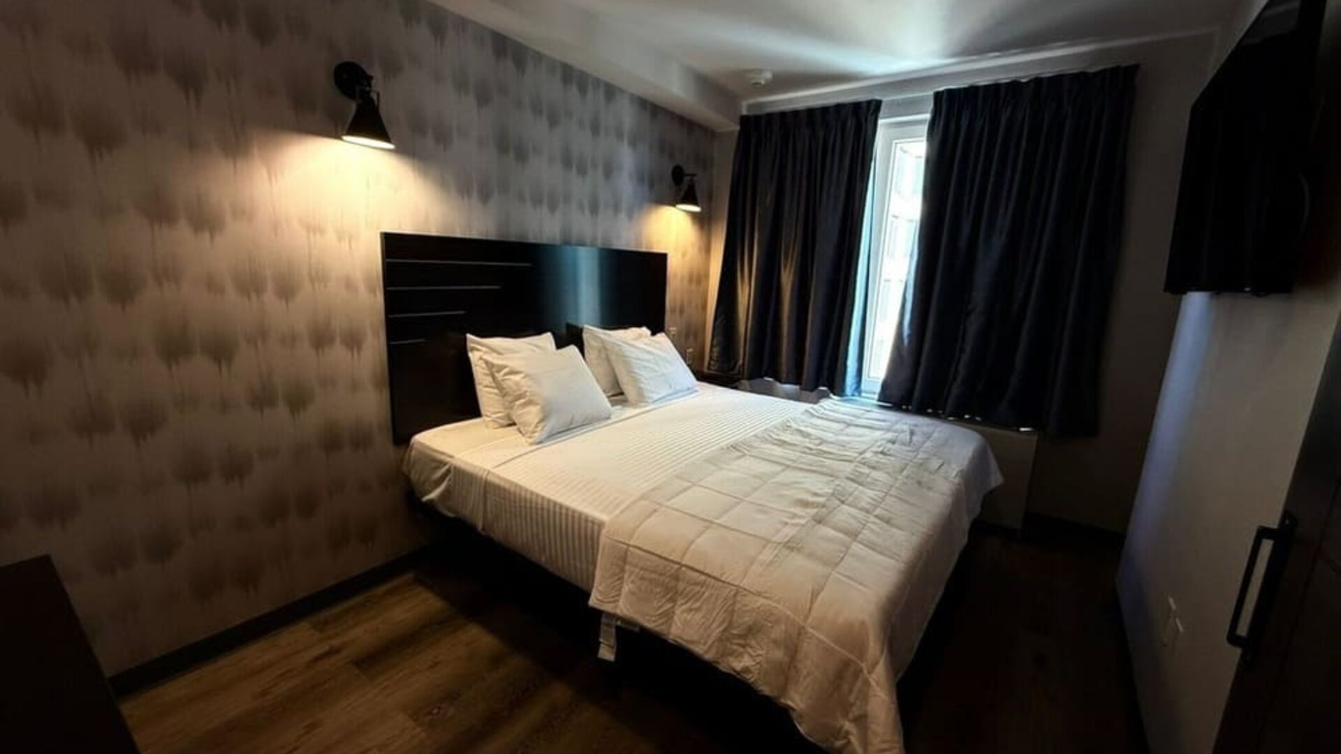 Romantic king room at BKWAY HOTEL.