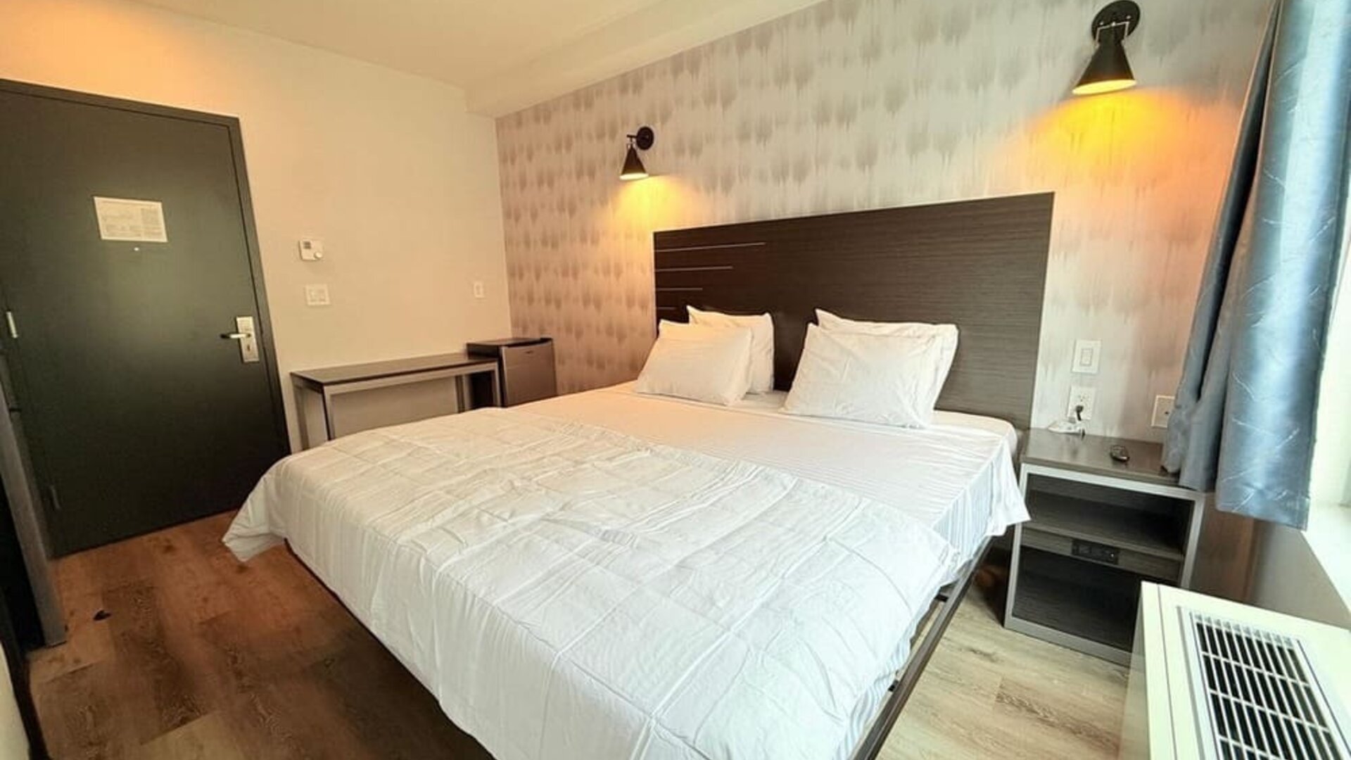 Romantic king room with AC at BKWAY HOTEL.