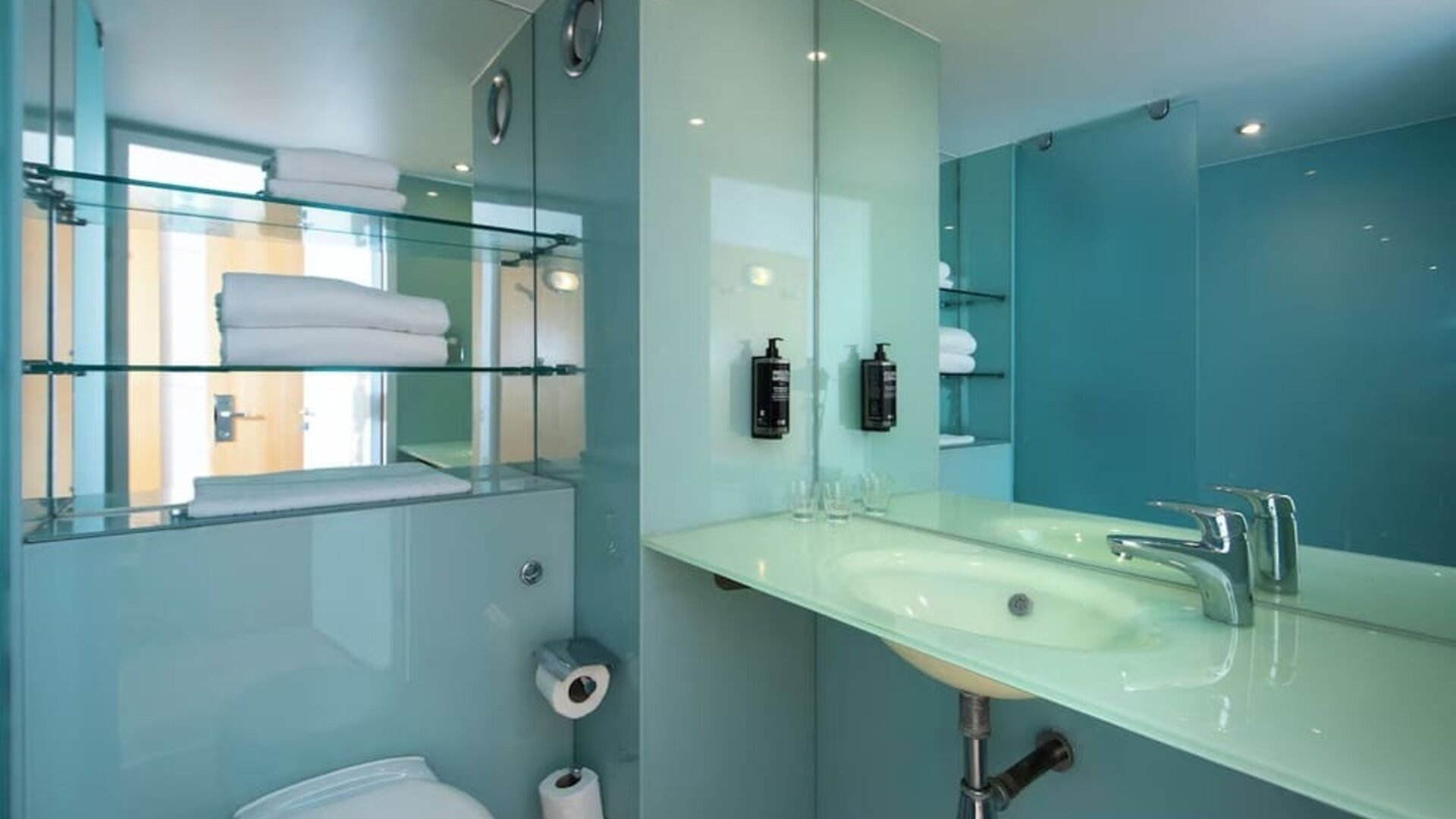 Guest bathroom at Ibis Styles Haydock.