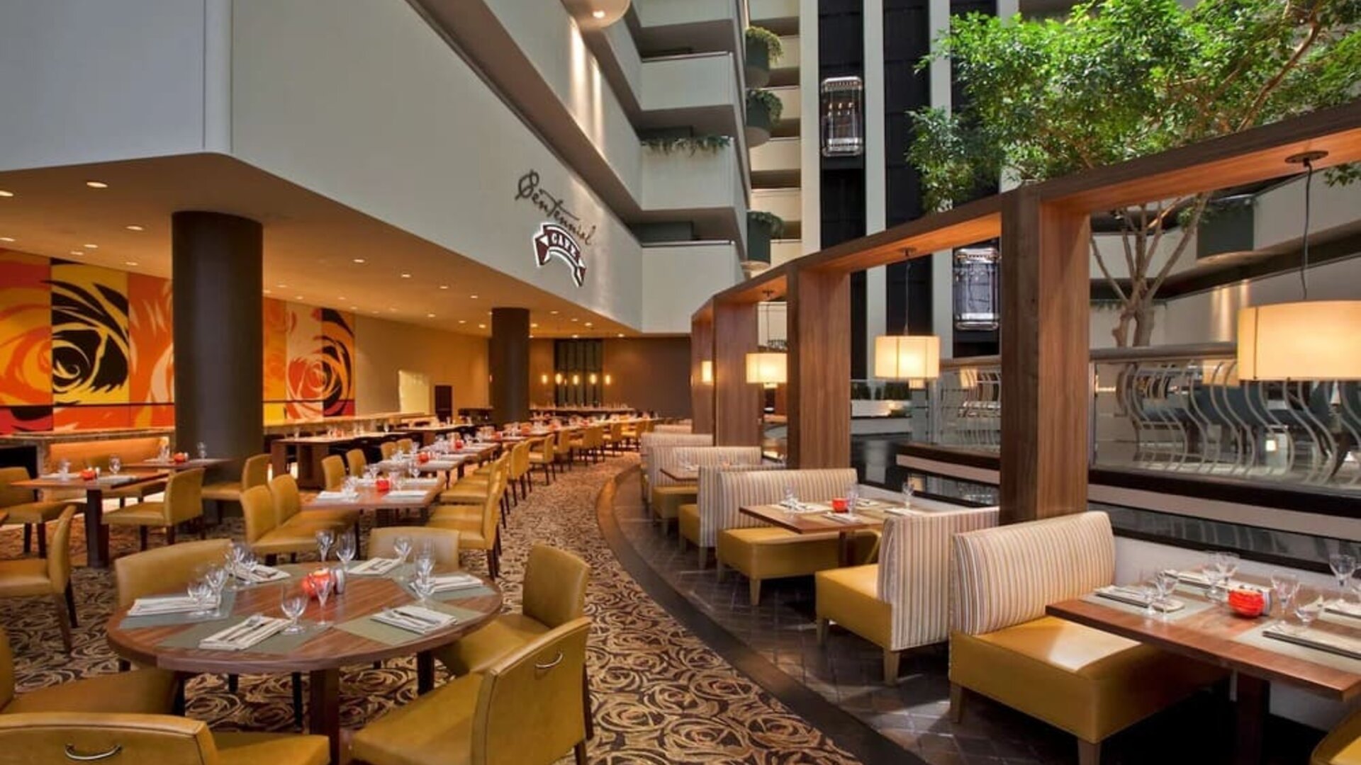 Dining area perfect for coworking at Hyatt Regency Dallas.