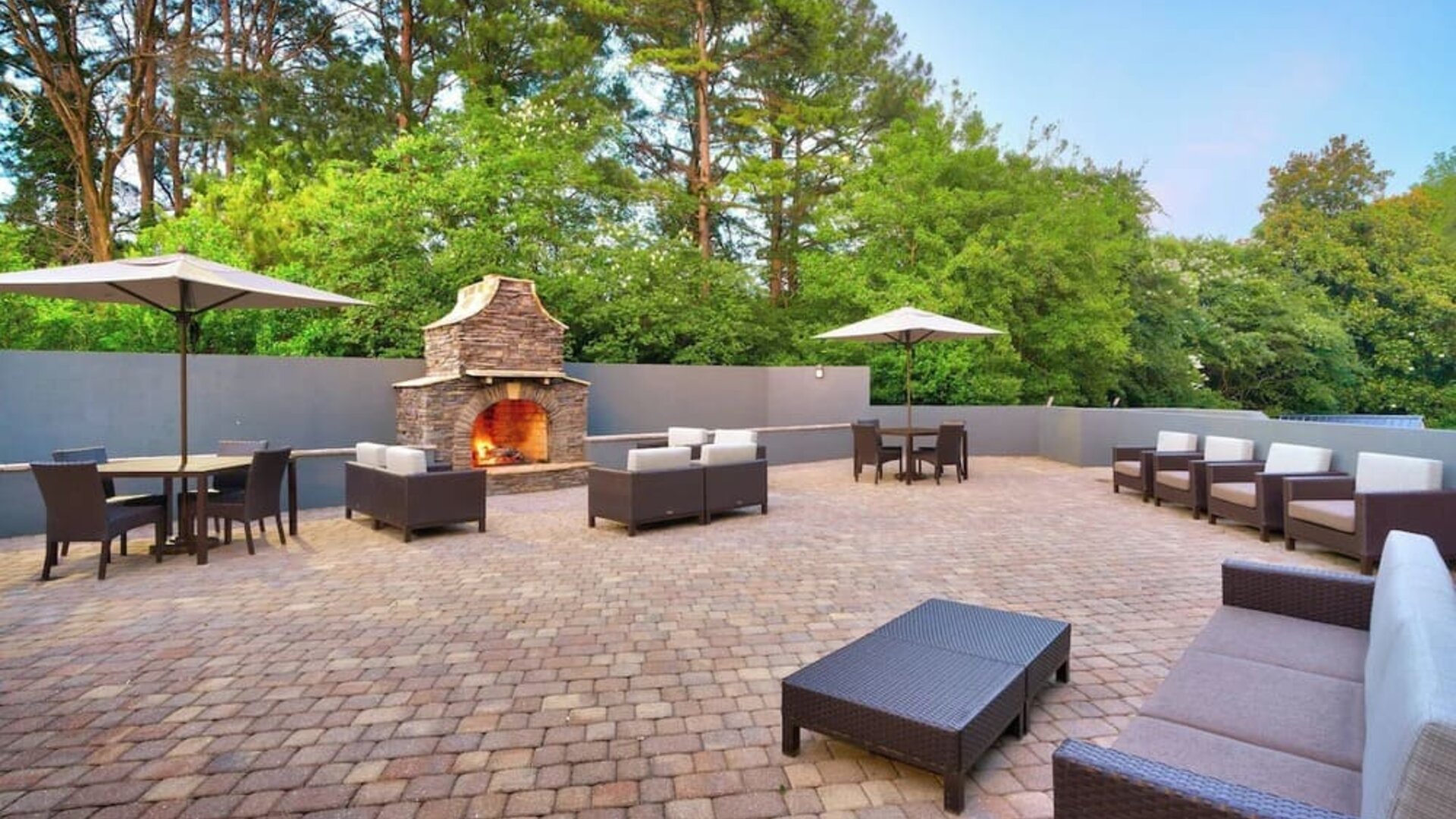 Picnic area perfect for coworking at Courtyard By Marriott Charlotte Airport/Billy Graham Parkway.