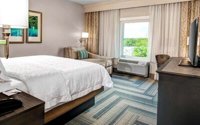 Day use room with work desk at Hampton Inn & Suites Atlanta Perimeter Dunwoody.