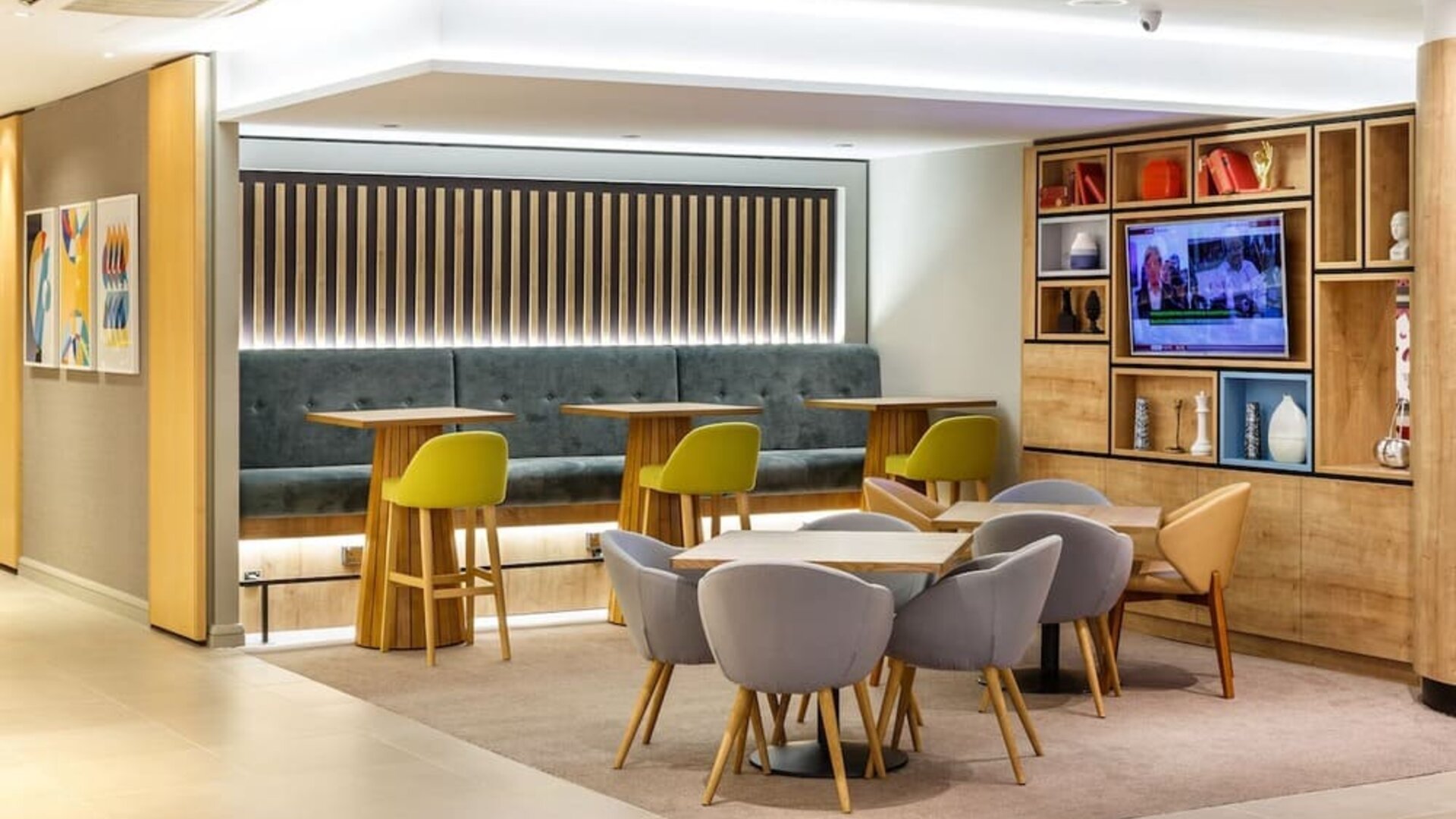 Lobby lounge and workspace at Holiday Inn London - Heathrow M4J4.