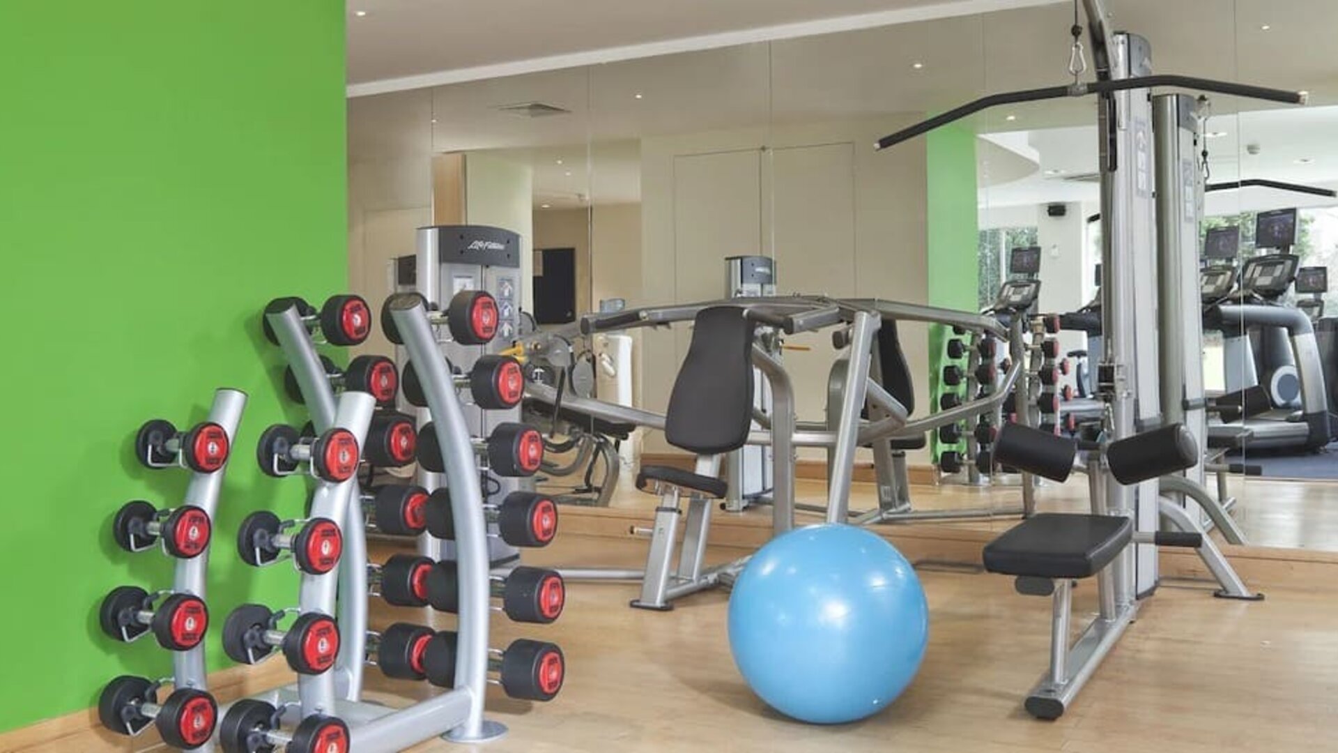 Fitness center at Holiday Inn London - Heathrow M4J4.