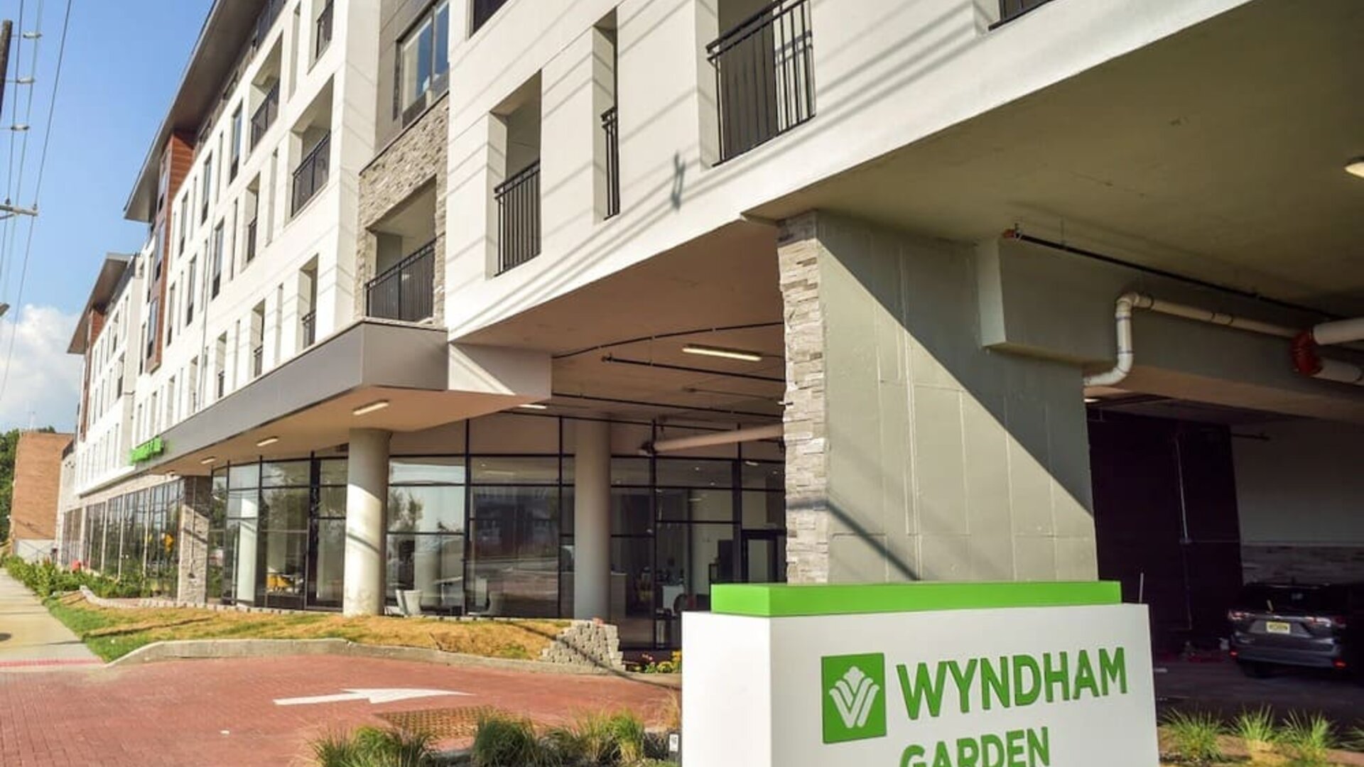 Hotel entrance at Wyndham Garden North Bergen Near Secaucus.