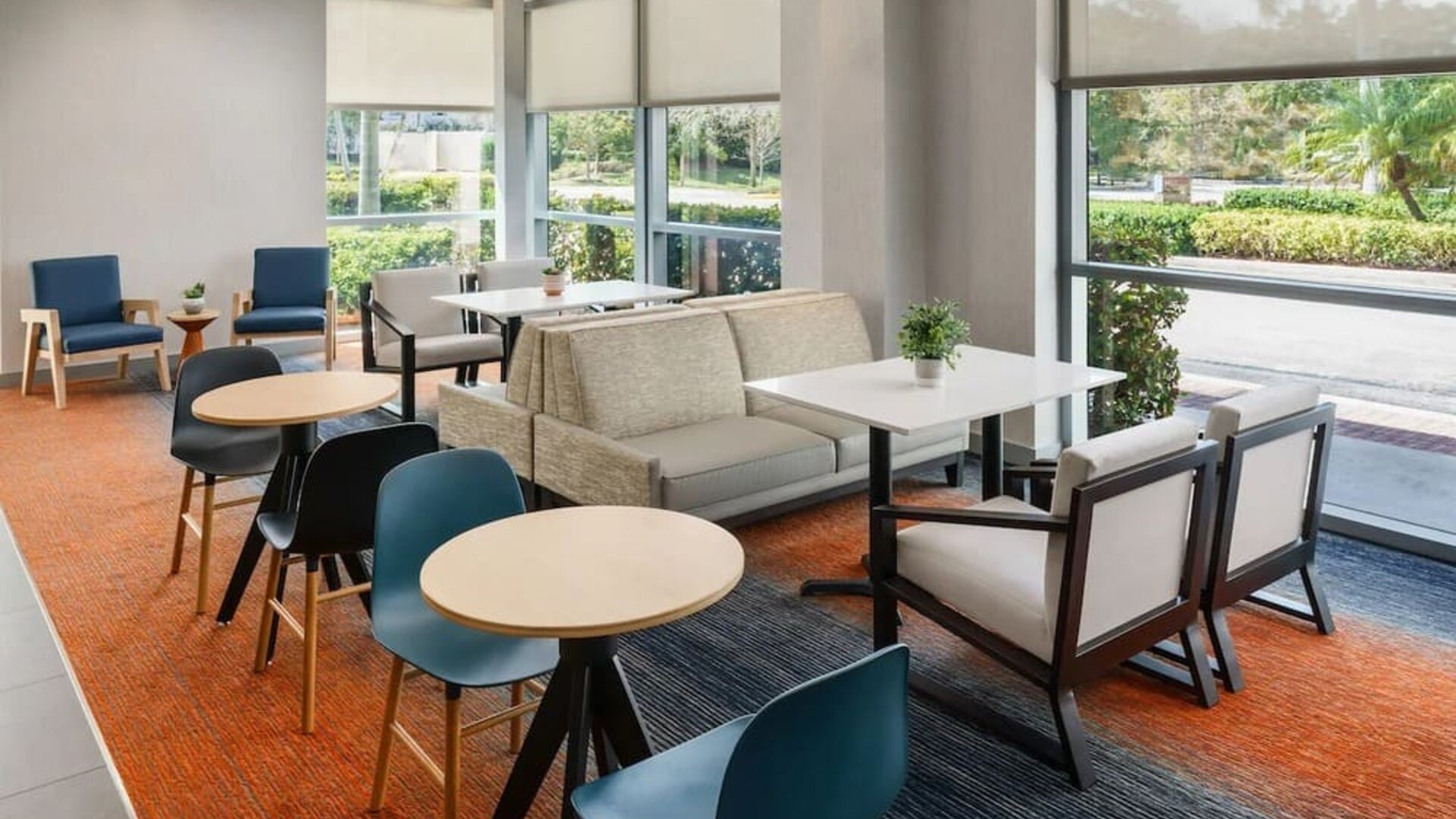 Dining area perfect for coworking at Hyatt HOUSE Fort Lauderdale Airport-South & Cruise Port.